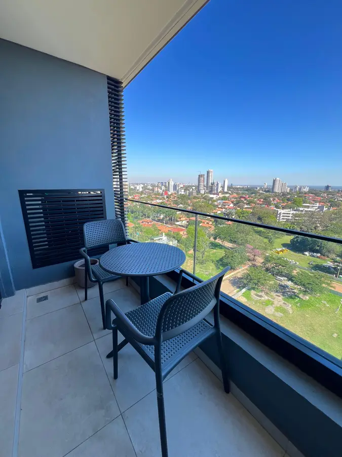 Balcón con vista a la ciudad, Mburucuyá